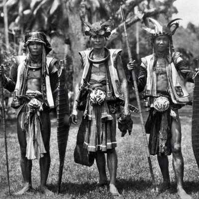 Warriors from Hilisimaetano village, South Nias. Tropenmuseum Collection.