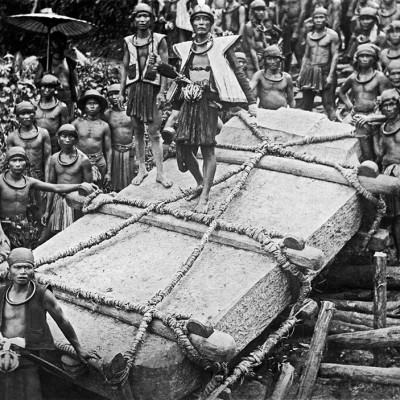 Villagers in Bawomataluo in South Nias move a megalith to be raised in memory for a dead chieftain. Tropenmuseum Collection.