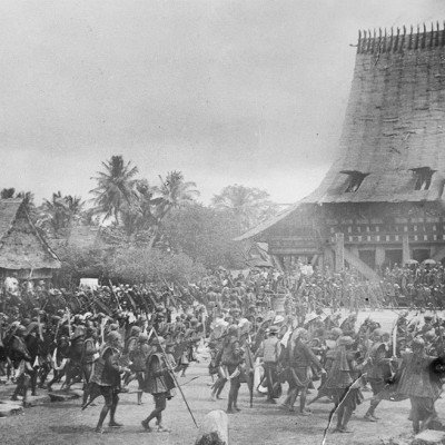 Large war dance ceremony at Bawomataluo village, south Nias. Tropenmuseum Collection.