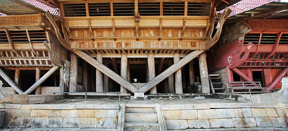 Omo-Zebua-traditional-house