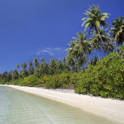 The beach on the north side of the lagoon on Wunga Island, off the west coast of Nias. Afulu, Nias Utara.