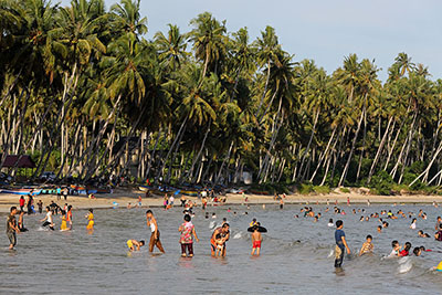 Lagundri Beach on a busy Sunday