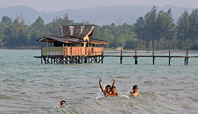 Hoya Beach north of town