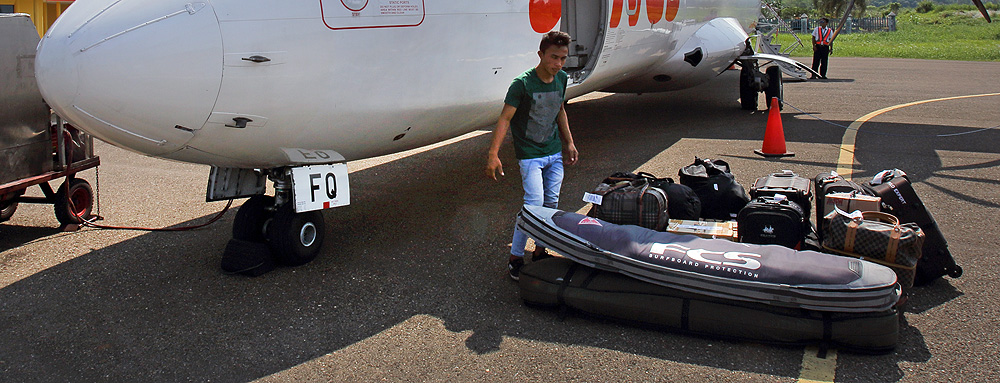 surfovací prkna se vykládají z letadla Wings Air na Letišti Binaka, Gunung Sitoli, ostrov Nias.